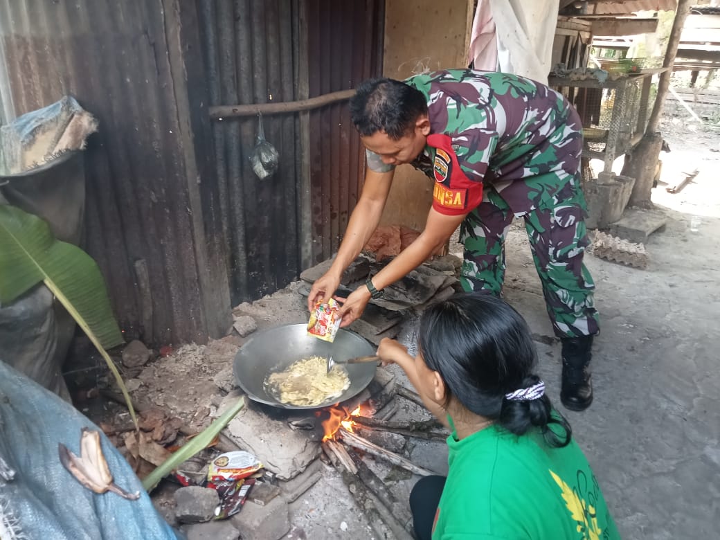 Giat Babinsa Koramil/01 Bkn Masuk Dapur Sasar Warga Pekerja Serabutan di Desa Sipunguk