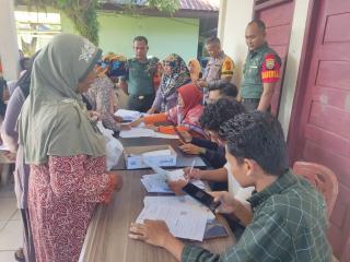 Babinsa Koramil 01/Bkn Monitoring Pembagian, PKH di Kantor Kelurahan Pasir Sialang 